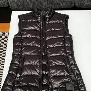 Moose Knuckles strk:S - Väst som jag fått i present. Använt den 2-3 gånger. Inga defekter alls. Storlek: S Priset kan diskuteras! Hör av er om ni har fler frågor.