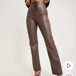 Bruna läderbyxor  - Ett par sjukt snygga bruna läderbyxor från Nelly. I originalskick men är uppsydda, längden passar perfekt om man är mellan 160-165cm. Säljer då dom tyvärr är för stora för mig som har xs/S i byxor. Dessa är storlek M. Bilderna är lånade från Nellys hemsida. Originalpriset är 549kr🌟