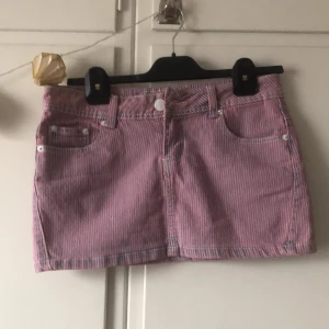 Rosa minikjol - Bedårande minikjol i färgen rosa!! Helt drömmig men hittar inga tillfällen att använda så säljer hellre 💕