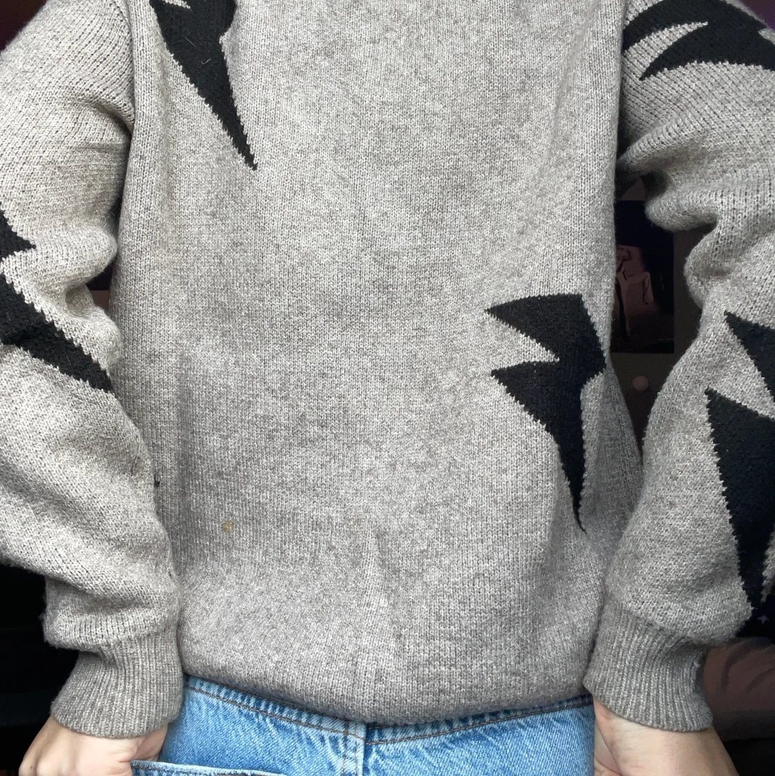 Fin stickad tröja med blixtrar  - 90