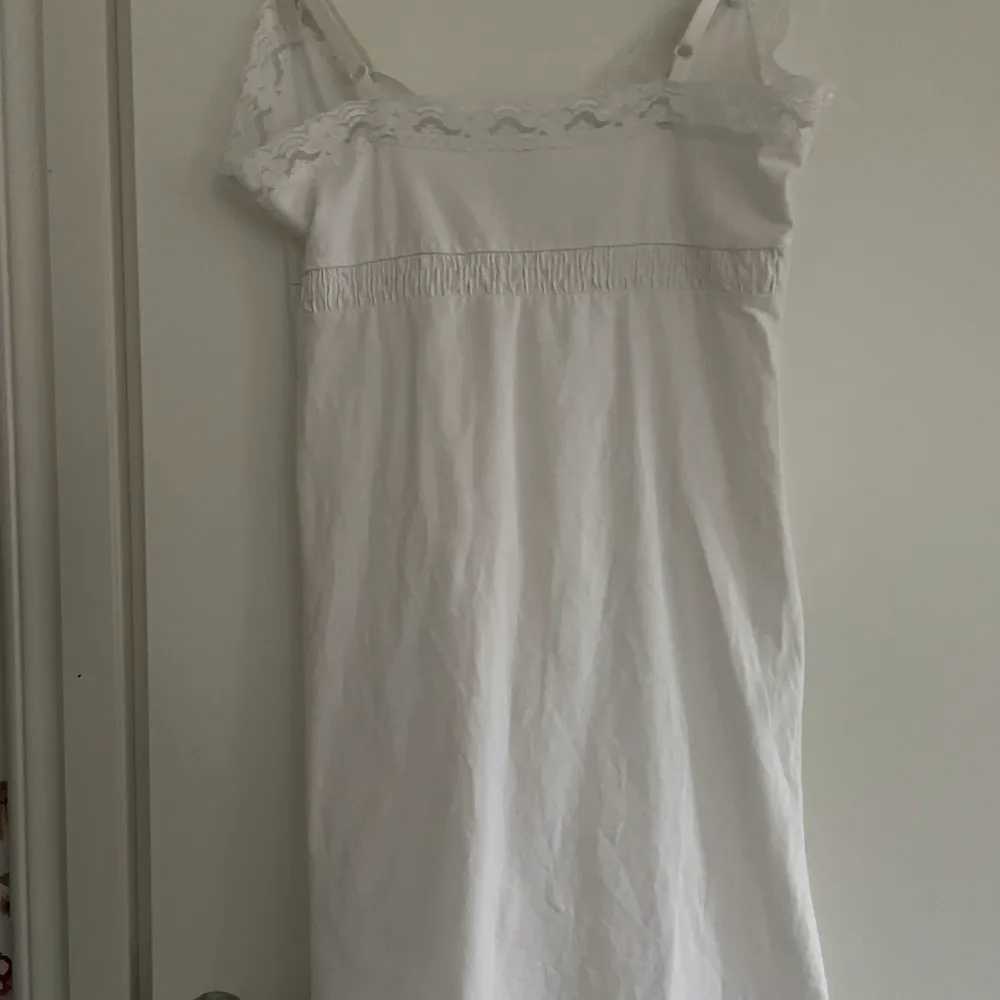 Säljer denna klänning med justerbara band, den är aldrig använd❤️storlek men men passar mig som vanligtvis har xs/s. Klänningar.