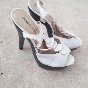 Högklackat strl 38 - Knappt använda. 