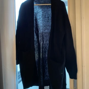 Lång kofta - Lång kofta med fickor. Nypris 500 Mitt pris 130