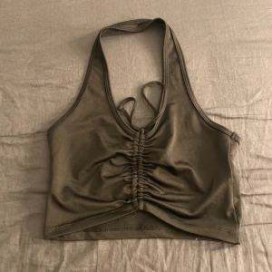 svart topp som man har runt halsen! - svart topp m knytning vid bröstet.  jättebra skick!