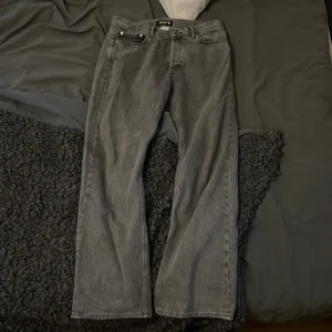 Gråa hope jeans strl 31 - Väldigt snygga hope jeans som knappt är använda och är i princip slutsålda i Sverige