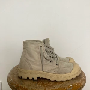 Ljusgråa Palladium strl 38 - Ljusgråa höga sneakers från Palladium i storlek 38! Sällan använda, men något smutsiga OBS! Köparen står för frakten 💖