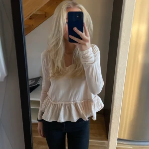 Tröja - Säljer denna långärmade tröja med volang från twist and tango. Super fin och super skönt material😍