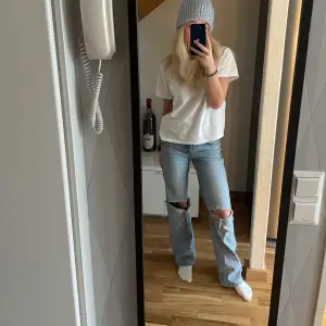 Säljer dessa ljusblåa jeans från &otherstories skit snygga köpta för 690 och finns ej att köpa längre