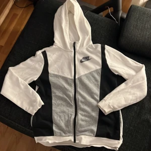 Nike hoodie - Vit/ grå/ svart Nike fleece i storlek 158-170. 