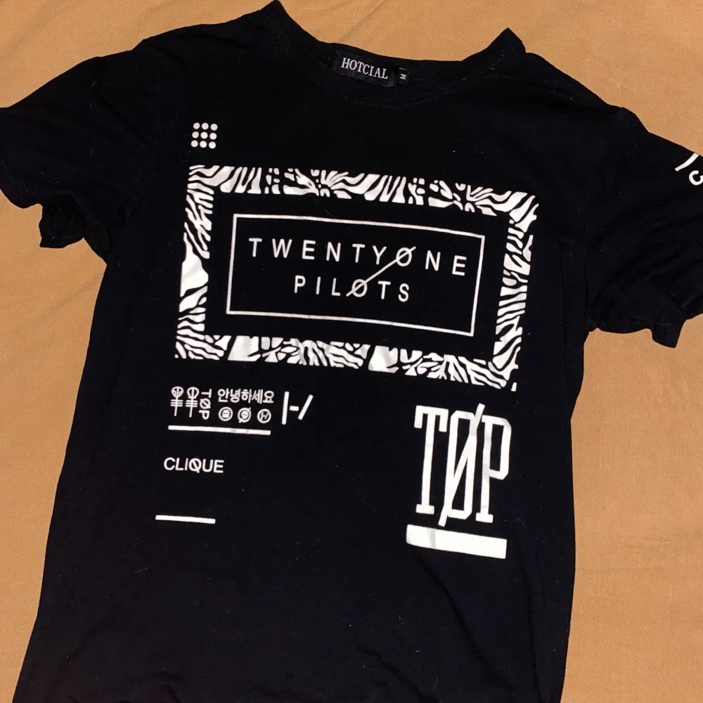 twenty one pilots tröja i strl M, använd några gånger men i bra skick!. T-shirts.