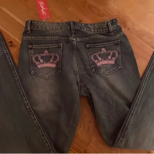 Y2k jeans - !Lägger ut igen! Ett par snygga jeans (likar Victoria Beckham) 👖 har inga bilder med dom på mig så fråga inte efter d, har dock på modellen🤍