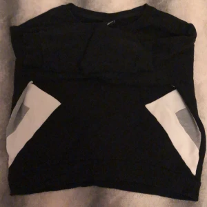 Sweatshirt  - Säljer denna sweatshirt från Gina tricot! Perfekt nu att ha som myströja nu när det börjar bli kallt ute💕Kontakta mig för fler bilder o tveka abslout inte på att höra av er om ni har några frågor!!❤️ pris går att diskutera !