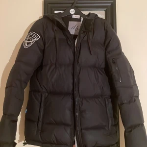 Dr brand jacka  - En svart dr brand jacka i st M, använd ett antal gånger men är i bra skick. Kan finnas små fläckar men inget som syns och går säkert bort i tvätten.  Säljer jackan då jag tycker den är lite stor för mig☺️  Original pris- 1500