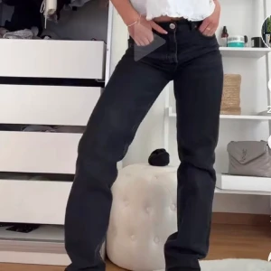 Jeans  - Säljer dessa slutsålda zara Jeans som jag köpt här på plick, säljer då dom inte passade mig. Några fläckar nere vid benen men annars bra skick.💗 (Lånad bild) 