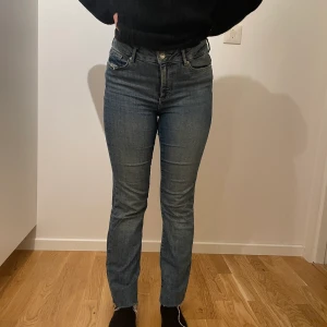Jeans  - Säljer dessa stretchiga jeans då dom är för korta för mig, min kompis har på dom hon är 1,56cm jaens är i strlk S. Säljer för 100kr + frakt