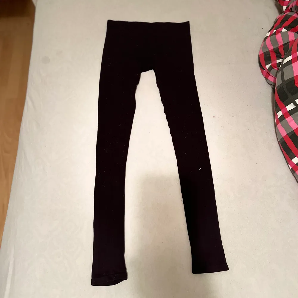 1. Märket Bershka storlek xs  2. Märket take it storlek står inte men gissar på storlek S 3 svarta leggings storlek xs Jag tvättar och stryker alla kläder innan jag postar det till mina underbara kunder.  . Blusar.