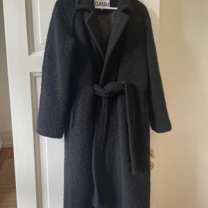 Ganni kappa  - Strl 38 från Ganni Fint använt skick Oversized Ull