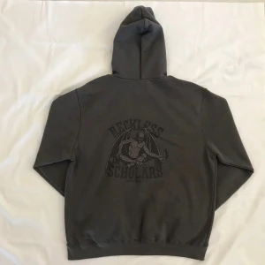 Reckless Scholars Hoodie - Hej! Säljer denna Reckless Scholars hoodien i size S. Sitter lite smått på mig som är 180 cm lång, så passar allt från 165 cm till 175 cm ungefär!  Fint skick, 9/10. Självfallet äkta. Kan mötas upp i Umeå eller frakta spårbart med postnord. 