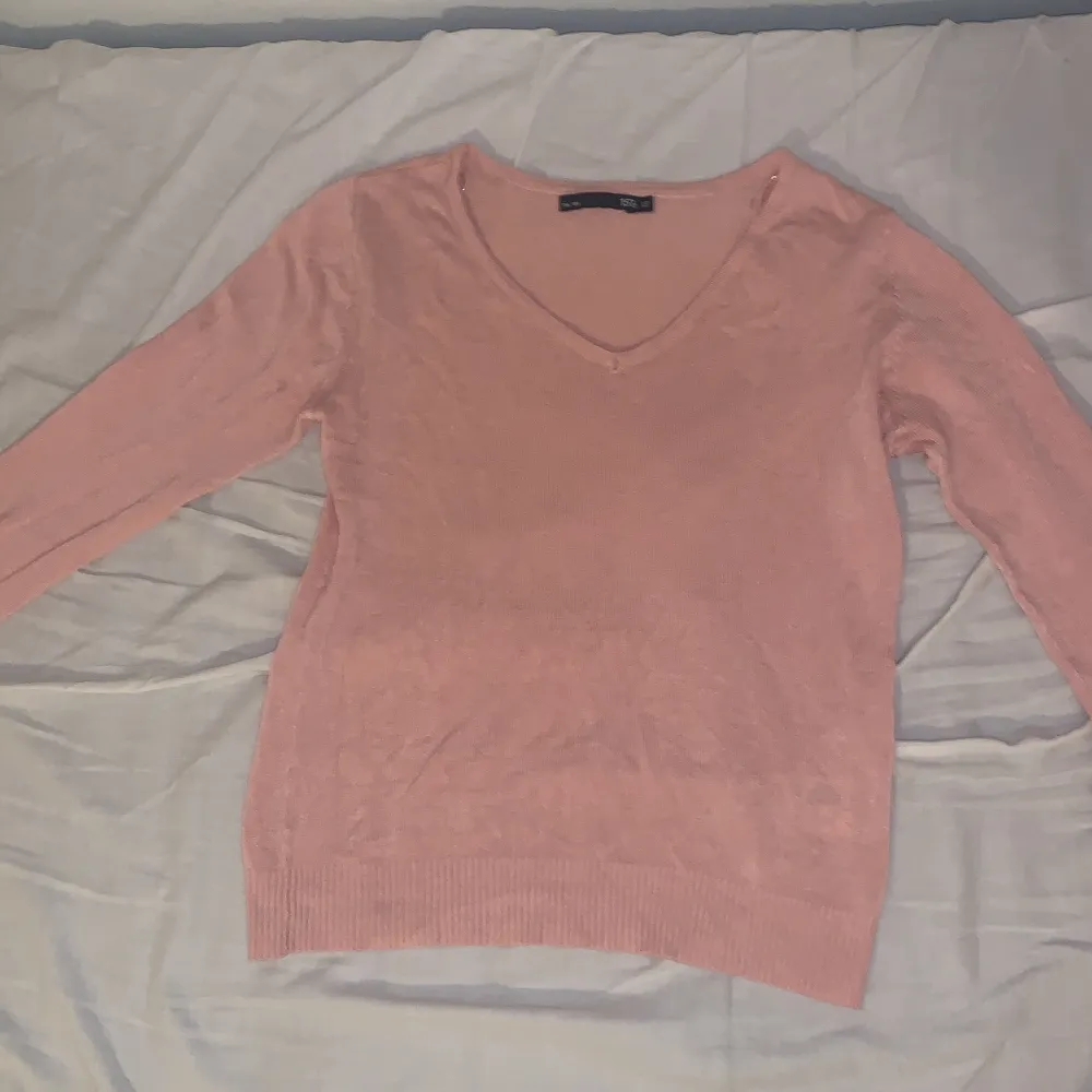 Söt stickad tröja i en fin rosa nyans. Säljer för att den inte kommer till användning. Använd få gånger så i väldigt bra skick. Bara att höra av sig vid frågor eller funderingar💗💗. Stickat.