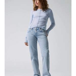 Ett par ljusblå jeans från weekday, är i storlek 27-28/32. De är 28 i midjan men skulle säga 27. Har förlängt dom också, om ni vill ha fler bilder skriv priv! 