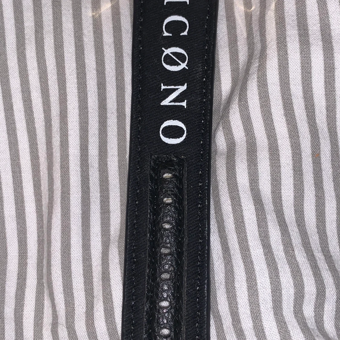 En klocka med svart tyg armband. - 91