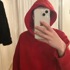 Röd hoodie från Zara. Storlek M. Knappt använd, inga synliga defekter. Köpt några år sen