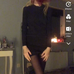 Murkblå tröja - Fin blå långärmad tröja från Gina tricot i xs tycker om den väldigt mycket men får ingen användning tuvär. Lite ’old money’ eller coquette, pris kan diskuteras 💞