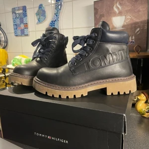 Tommy skor - Nästan ny 