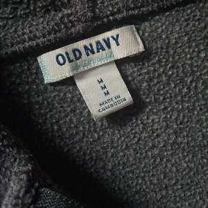 En zip hoodie från old navy, köpt den här på en second hand butik och använt den en gång vad jag kan minnas. Den är sliten sen innan men det tycker jag är snyggare. Jag säljer den för att den är för liten! Storlek M men passar mer för S-M.
