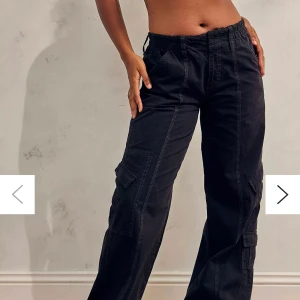 BDG y2k Low Rise Cargo pants - Svarta cargo pants från Urban outfitters, aldrig använda. Lapparna kvar