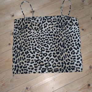 Mini topp - Mini topp med leopard mönster 
