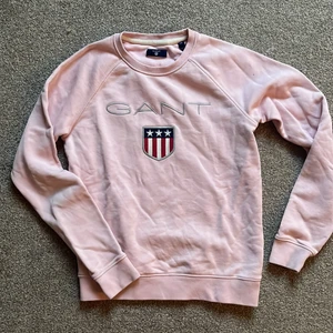GANT tröja  - En rosa tröja i strl XS, fungerar både till flickor och pojkar. 