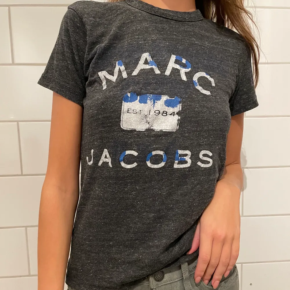 Marc Jacobs T-shirt jättefint skick, passar storlek XS-S . T-shirts.