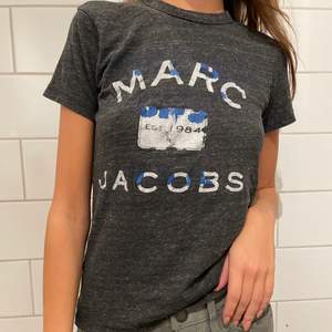 Marc Jacobs T-shirt jättefint skick, passar storlek XS-S 