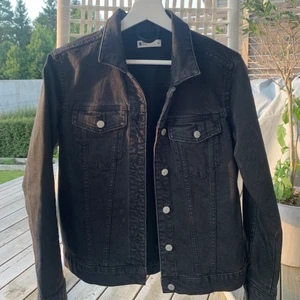 Svart jeansjacka  - Supersnygg höstig urtvättad svart jeansjacka. Knappt använd. 120 kr + 66 kr spårbar frakt  🖤  Skriv gärna för fler bilder!!