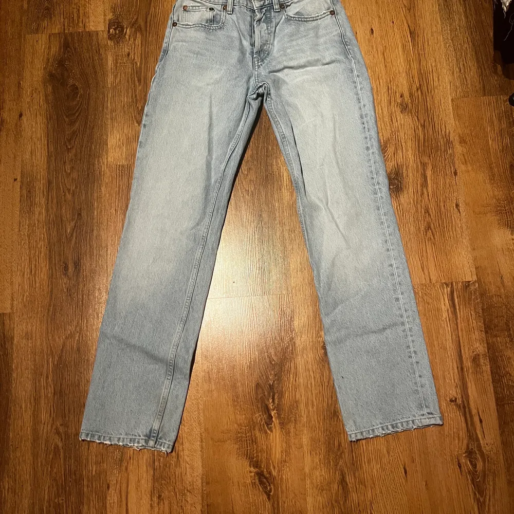 Säljer mina jeans från zara som är använda Max 2 gånger. Säljer bara vid bra bud då jag är osäker på om jag vill sälja de. Dem är midwaist. . Jeans & Byxor.
