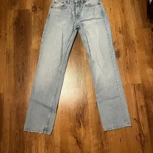 Säljer mina jeans från zara som är använda Max 2 gånger. Säljer bara vid bra bud då jag är osäker på om jag vill sälja de. Dem är midwaist. 