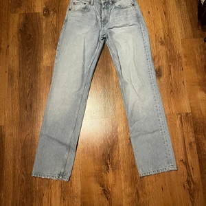 Zara jeans  - Säljer mina jeans från zara som är använda Max 2 gånger. Säljer bara vid bra bud då jag är osäker på om jag vill sälja de. Dem är midwaist. 