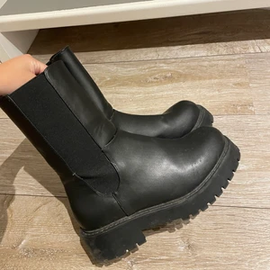 Boots från Monki - Boots från Monki strl 38, endast använda fåtal gånger pga för stora för mig.