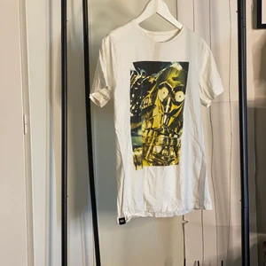 Star Wars t-shirt - T-shirt från T-shirt store med en robot från star wars på, min pappa säger att det är C3PO men jag läste nånstans att det där är R2D2