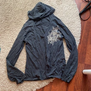 Cool tröja - Coolt tröja med fina tryck och lite rhinestones! Stryks och tvättas innan den skickas såklart