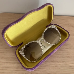 Gucci solglasögon - Säljer dessa supercoola Gucci solglasögonen🙌🏼❣️. Köpte de för ca 3 år sedan för 3000kr och har använt de ett fåtal gånger, därmed inga repor eller andra skador:)