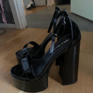Klackskor - Slutsålda Glansiga klackar från public desire, aldrig använda, helt i nyskick och storlek 38, pris kan diskuteras. Lite naked wolf vibe<3