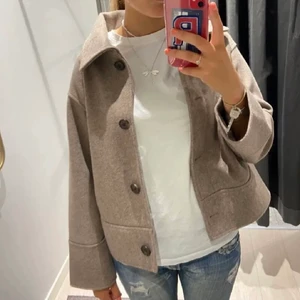 Brun kappa - Brun så fin kappa perfekt till hösten! 🤎🍂 Från Kappahl strl S, normal i strl. Första bilden lånad, de andra två mina. Använd men i fint skick. Frakt 66kr eller möts upp i Stockholm. BUD ÄR BINDANDE.