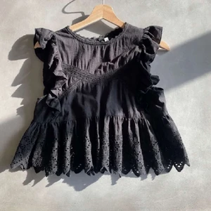 Svart zara topp - Jätte fin zara topp. Köpte på Plick för ett år sen men har endast använt en gång och den är i nyskick. Storlek S. (Lånad bild) Skriv för fler bilder💓 Köparen står för frakten 