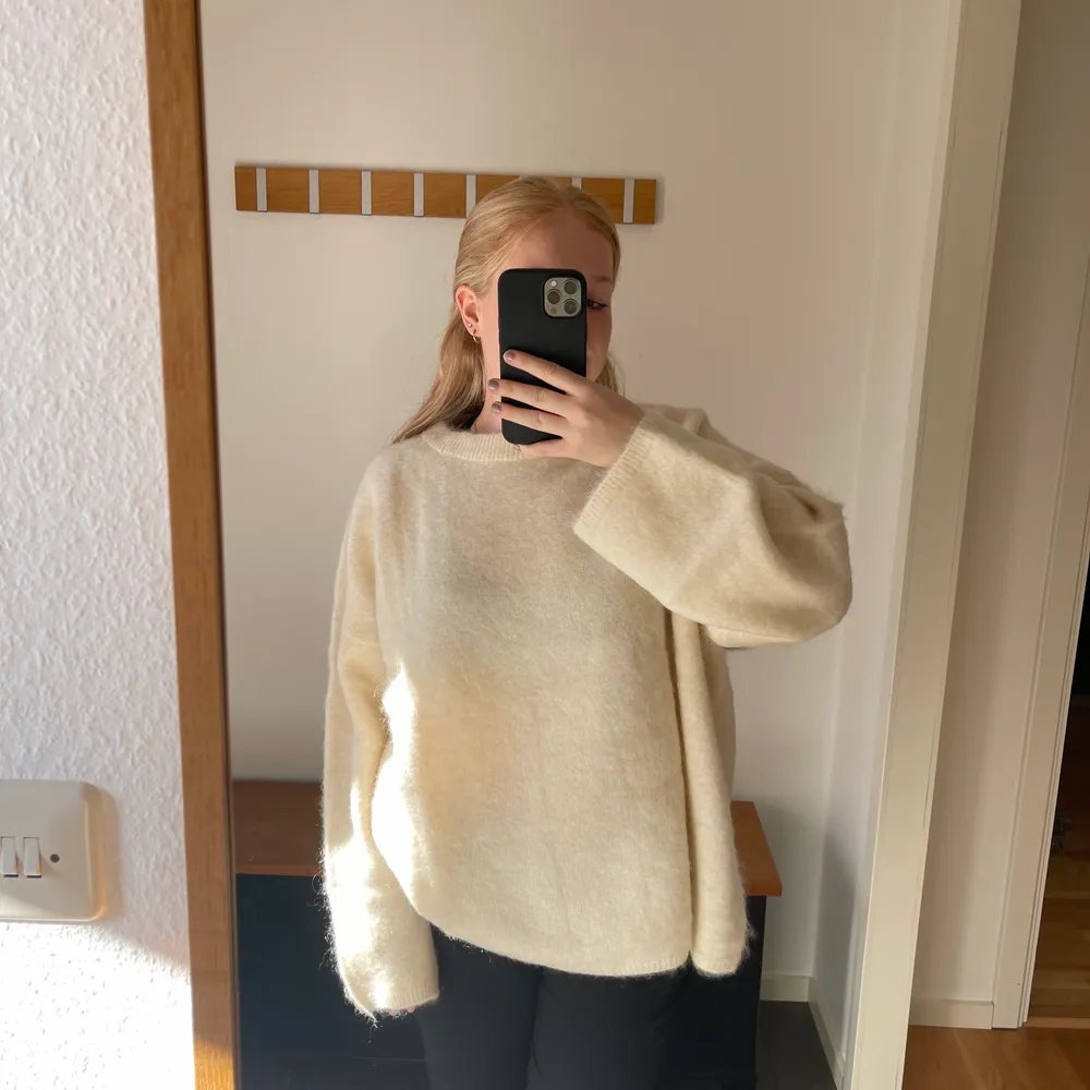 Säljer denna populära slutsålda tröja från h&m i mohair! Liknar tröjan från arket, som också är slutsåld. Köpt här på plick men var tyvärr lite för stor för min smak. Helt oanvänd, prislapp kvar i tröjan! 🥰 buda i kommentarerna!  ( OBS lånad första bild ). Stickat.