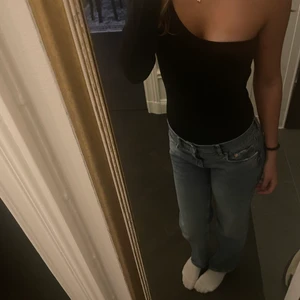 Body från zara - Säljer denna jättesnygga bodyn från zara i storlek xs-s! Den är svart och svagt glittrig, samt ganska stretchig. Skriv privat för fler bilder❤️