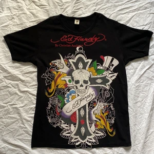 Ed Hardy t-shirt - ⭐️ KOLLA IN MIN PROFIL FÖR MER ED HARDY ⭐️ Snygg äkta ed hardy t-shirt med tryck och rhinestones. I bra skick, men en del stenar har ramlat av. Strl XL på lapp men mer än L, så passar från XS-L beroende på önskad passform. Köparen står för frakt. ❤️