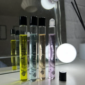 Parfym - 4 stycken parfymer med roller. Olika dofter. Aldrig använda. Perfekt att ha i väskan. 20kr + frakt