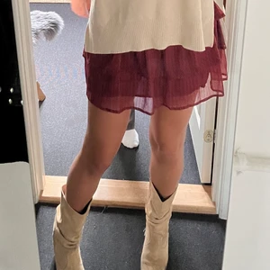 Neo noir kjol - Vinröd mönstrad neo noir kjol Storlek s/m